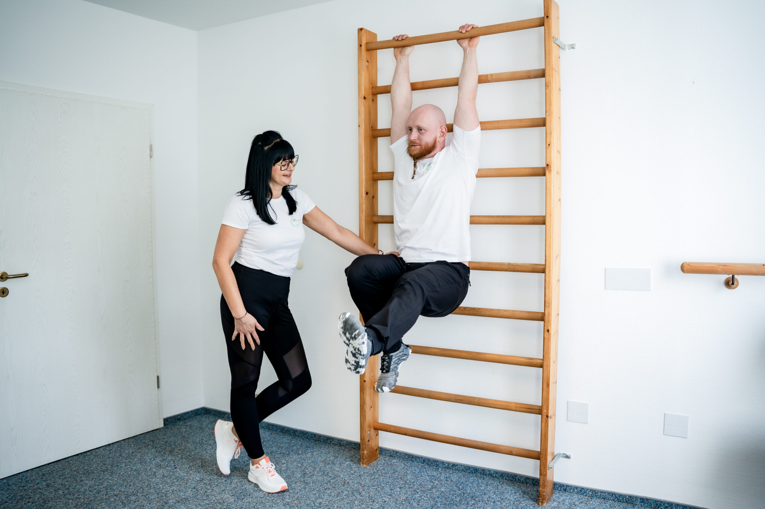 Physiotherapie an der Sprossenwand