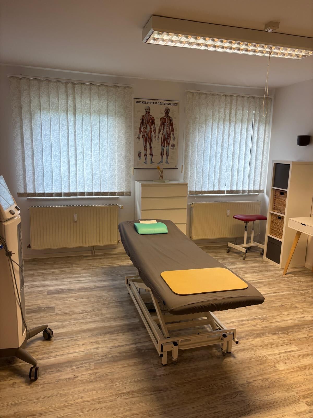 Schmölln Behandlungsraum mit Therapieliege